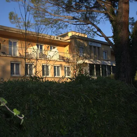 Logis Le Clement V Hotel