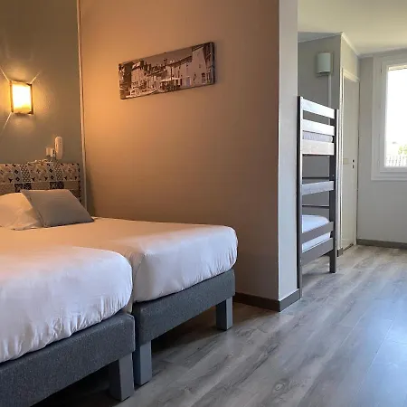 Logis Le Clement V Hotel