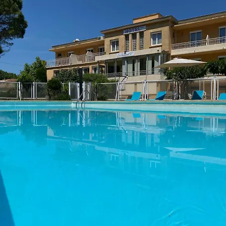 فندق Logis Le Clement V 2*
