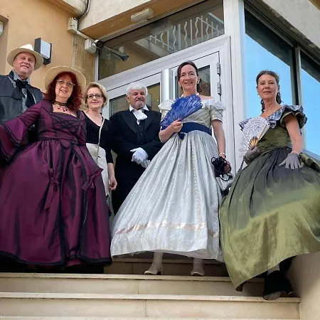 Logis Le Clement V Hotel 2*