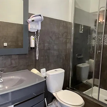 Logis Le Clement V Hotel 2*