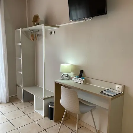 Logis Le Clement V Hotel