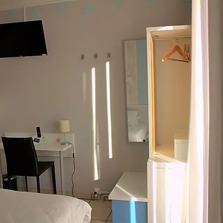 Logis Le Clement V Hotel 2*