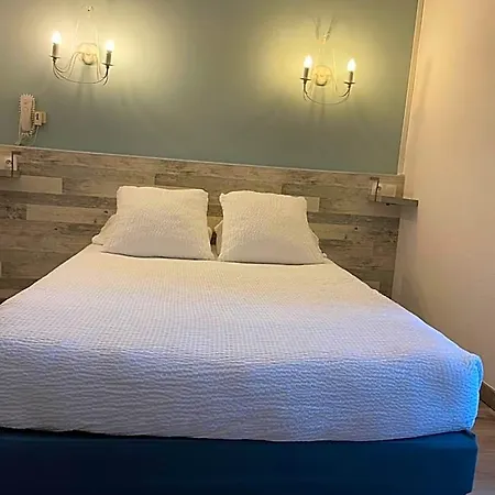 Logis Le Clement V Hotel