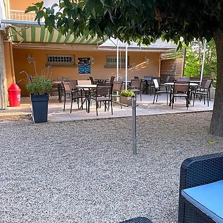 Logis Le Clement V Hotel 2*