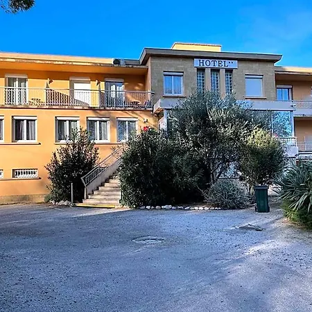 Hotel Logis Le Clement V 2*