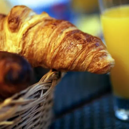 Logis Le Clement V Hotel 2*