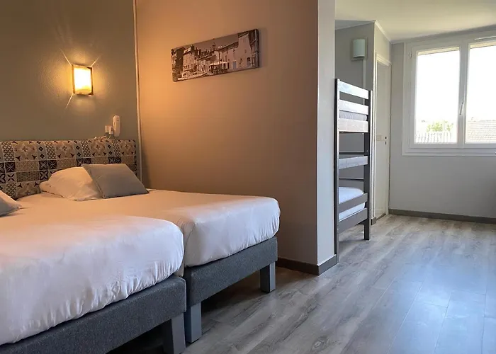 Logis Le Clement V Otel