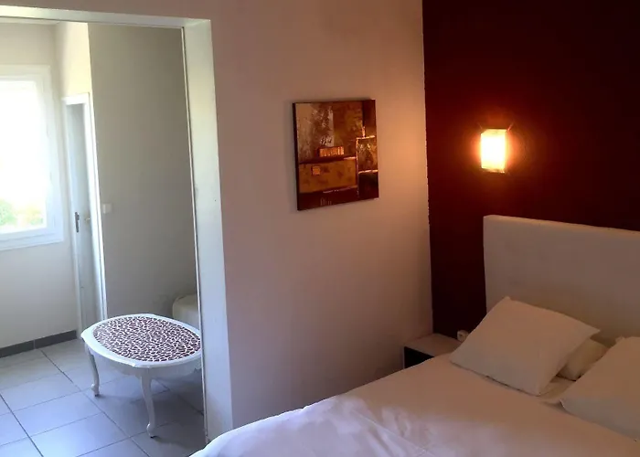 Logis Le Clement V 2*